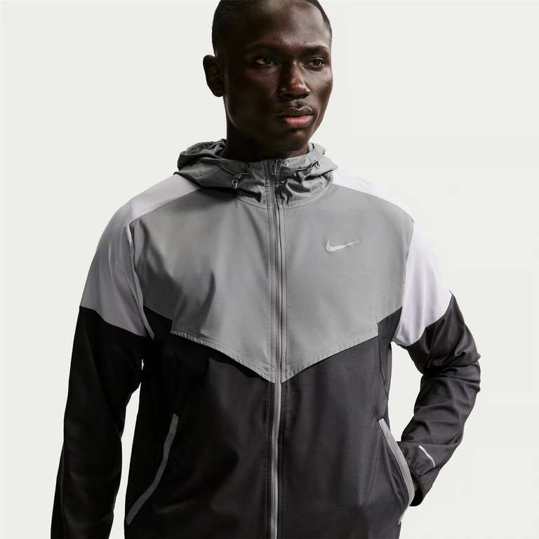 Men's Nike Windrun Jacket in Smoke Grey/Blk with code